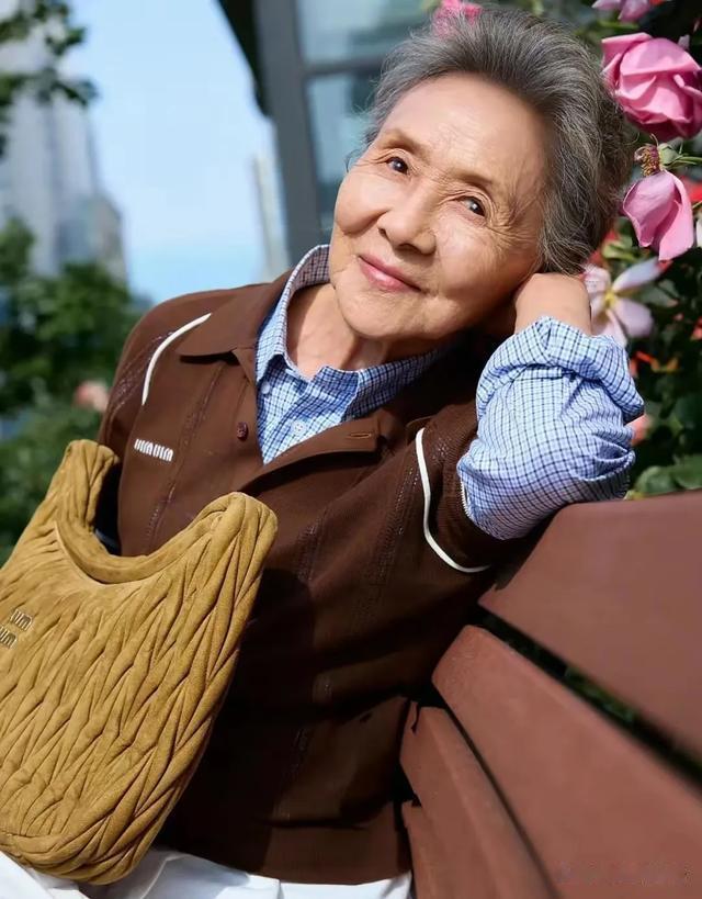 吴彦姝北京被偶遇,她包上挂着labubu好潮,87岁依旧优雅迷人