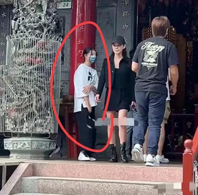 大s走后玥儿首露面，弓腰驼背显怯懦，喊话汪小菲助孩子树立信心