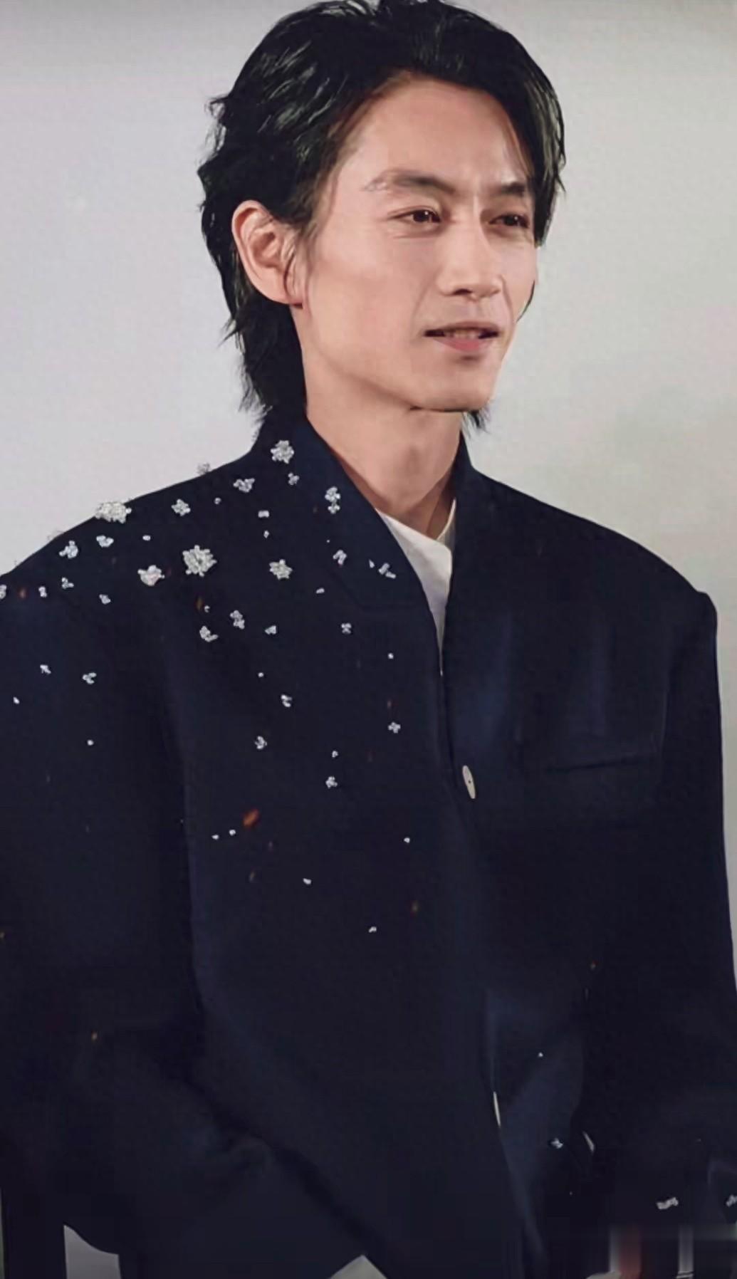 太心疼！陈晓瘦脱相仅剩骨架，虚弱扶膝，被迫营业画面全网心碎！