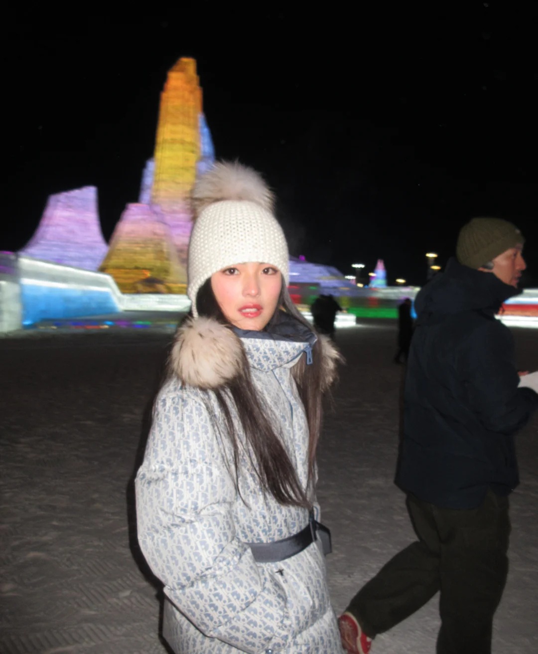 哈尔滨冰雪大世界玩冰滑梯时遇到了王诗龄，本人很好看性格也可爱