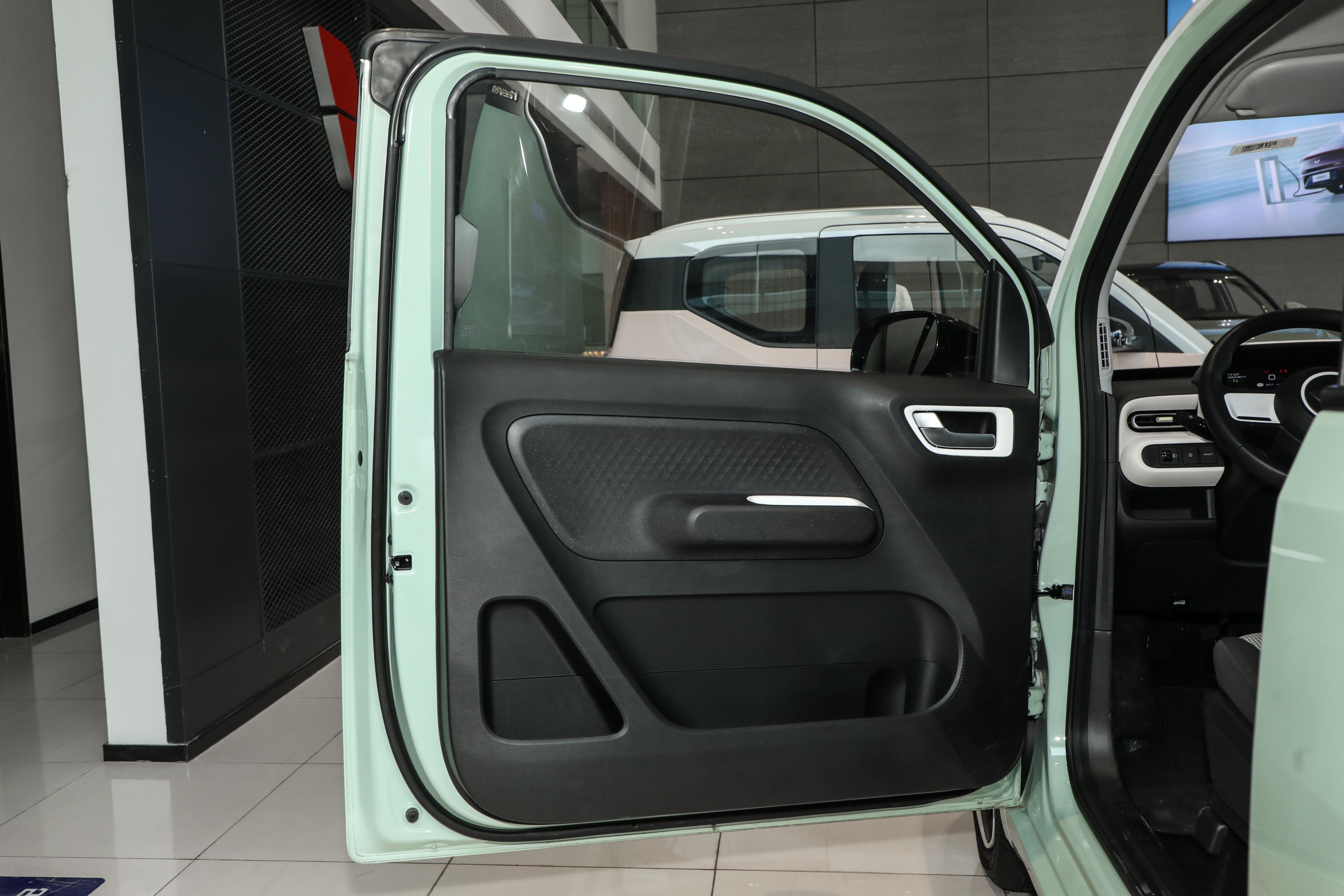 五菱宏光MINI EV 对比长安糯玉米 该怎么选?