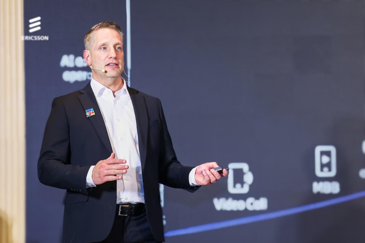 爱立信破解运营商“管道化”困局：可编程网络与AI双轮驱动