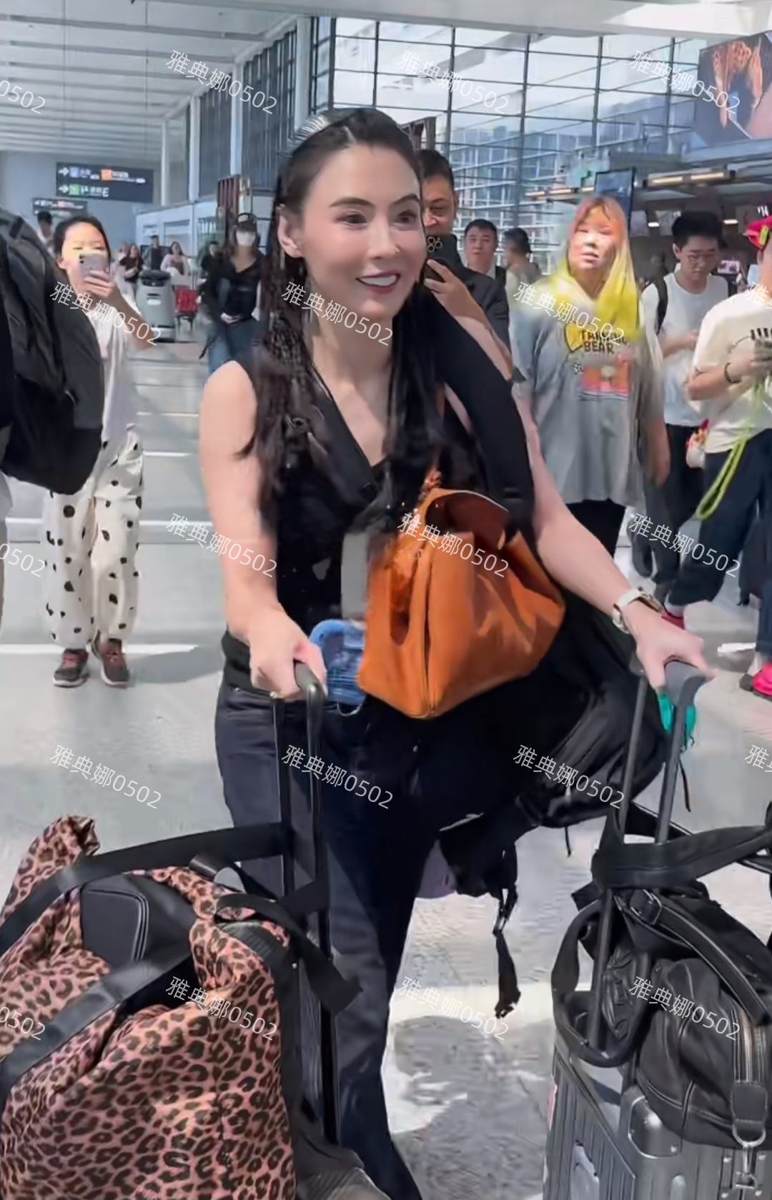 张柏芝现身机场，僵硬的苹果肌假白的烤瓷牙十分抢镜真人并不好看