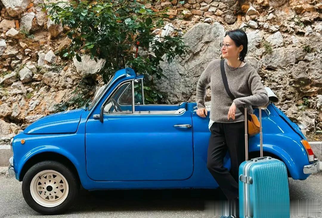 53岁袁立在意大利自驾游，她拖着行李箱，脸上洋溢着开心的笑容