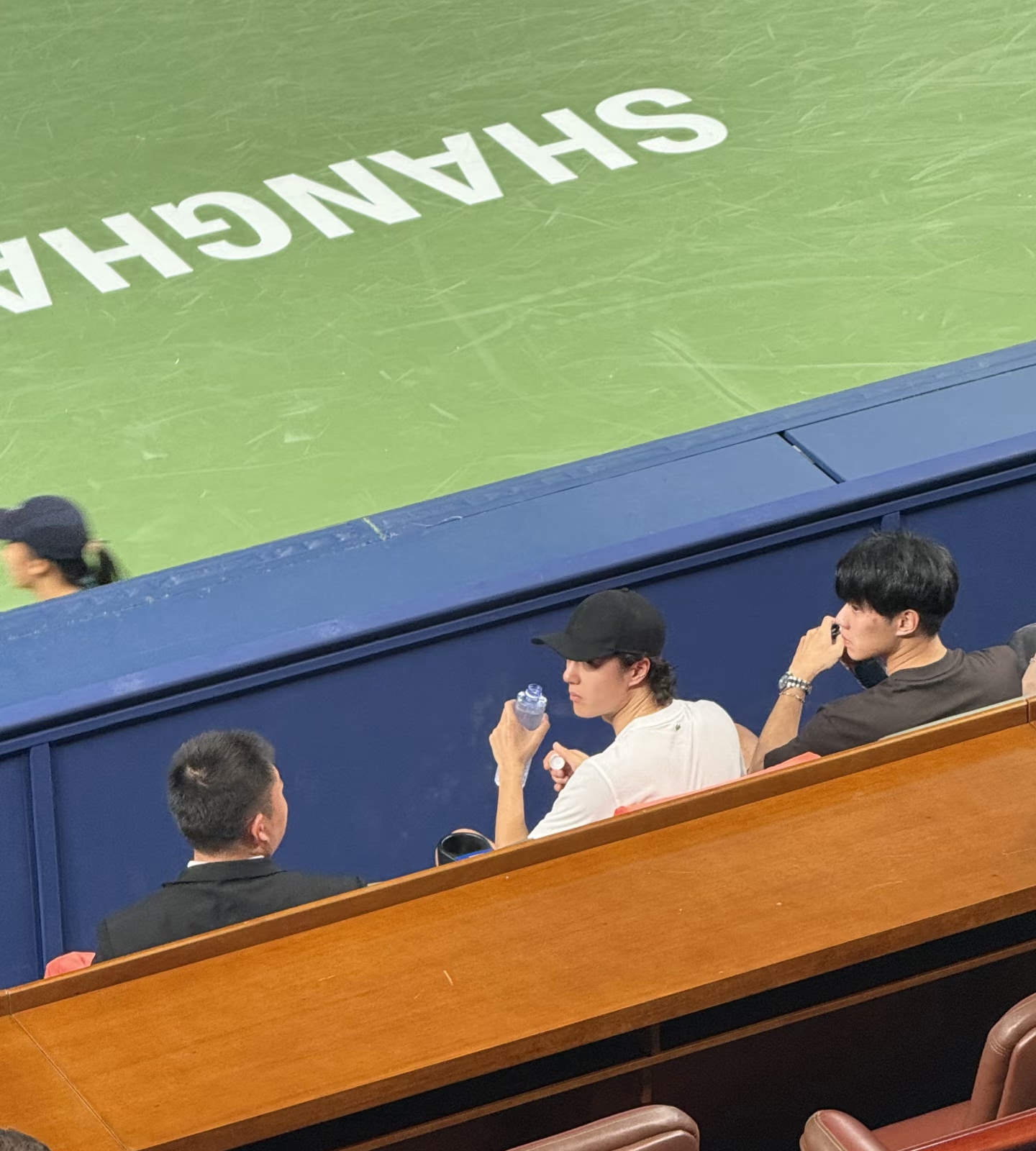 王一博看上海劳力士大师赛生图,本人好白脸好小五官清秀有少年感