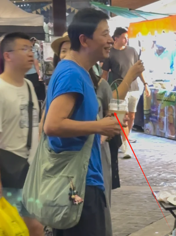 主持人戴军近况：55岁三头肌突出，身材壮硕，单恋李静16年仍单身