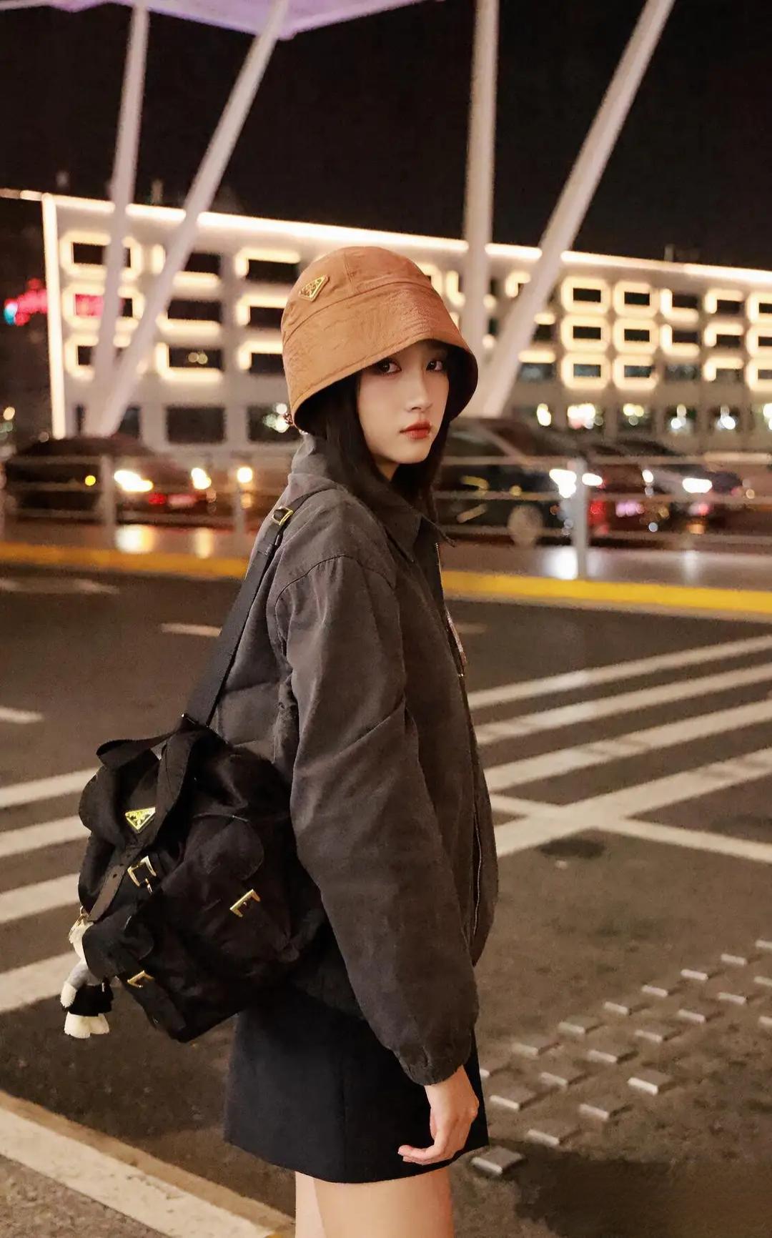 关晓彤机场街拍新造型,短裙搭双肩包,时尚感与好身材双在线