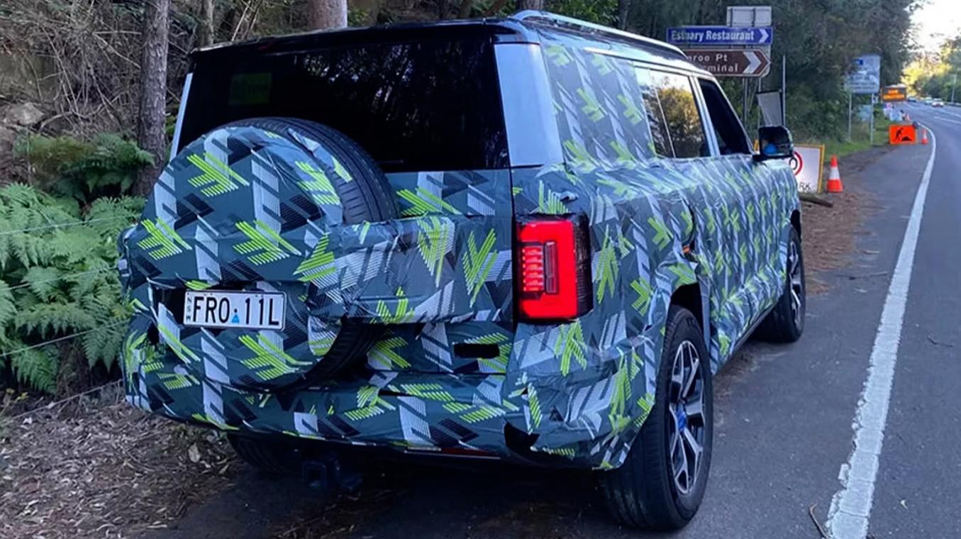 方程豹豹8伪装车现身澳洲 将以Denza B8名称销售 前脸与国内有所不同