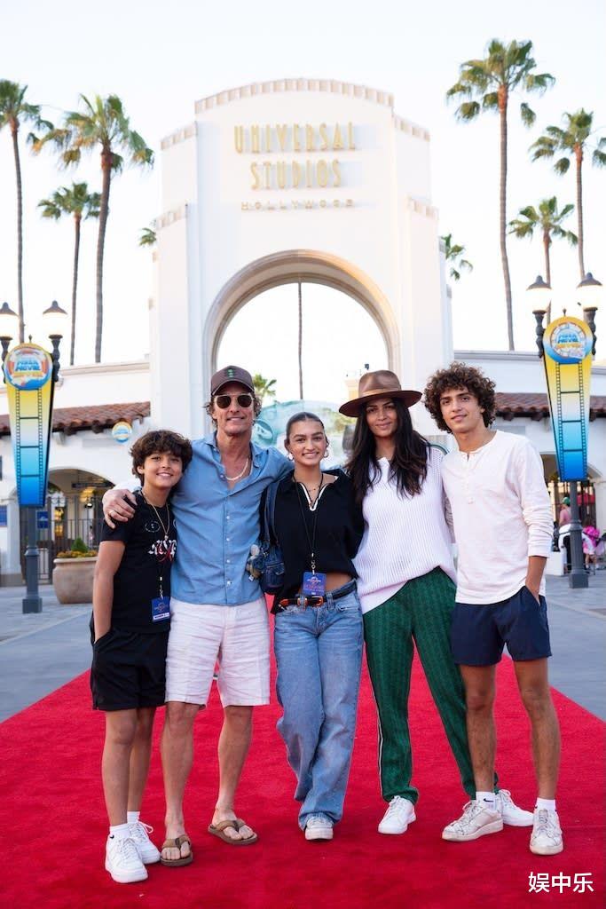 马修·麦康纳罕见晒全家福 三子女复制粘贴父母颜值