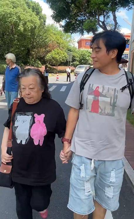 演员陈龙带父母买衣服,老妈背王菲同款包,三件花2200,比他还潮