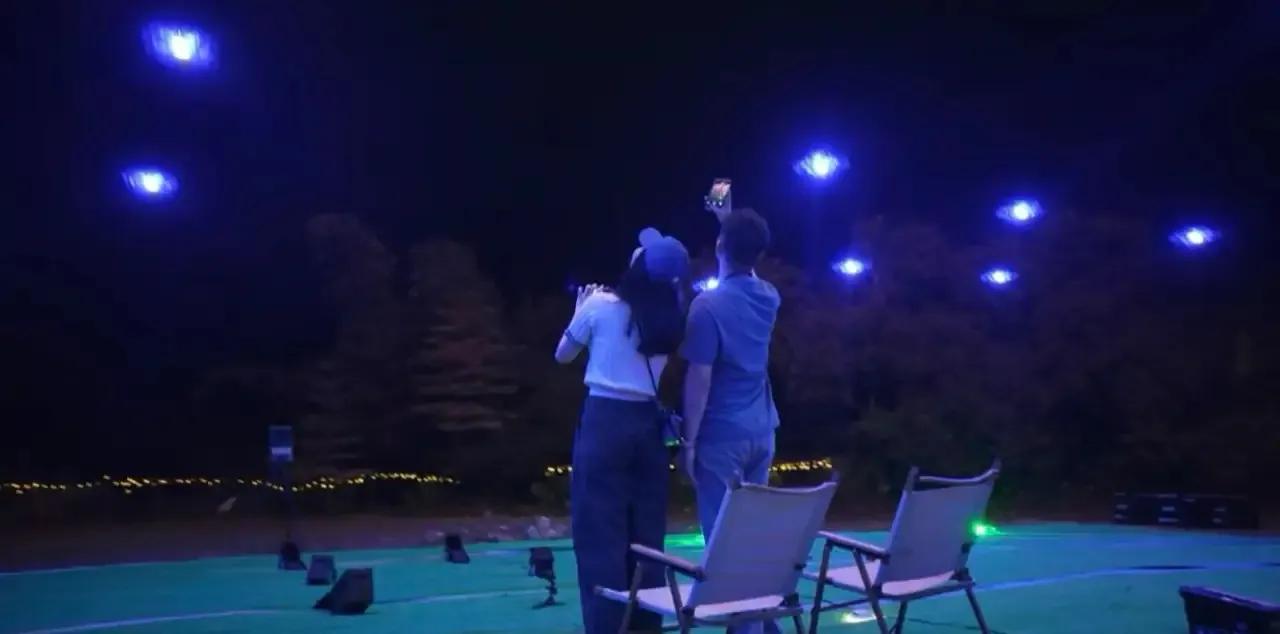 杨采钰生子后首公开露面!35度高温穿毛衣敬业,有种血气十足的美