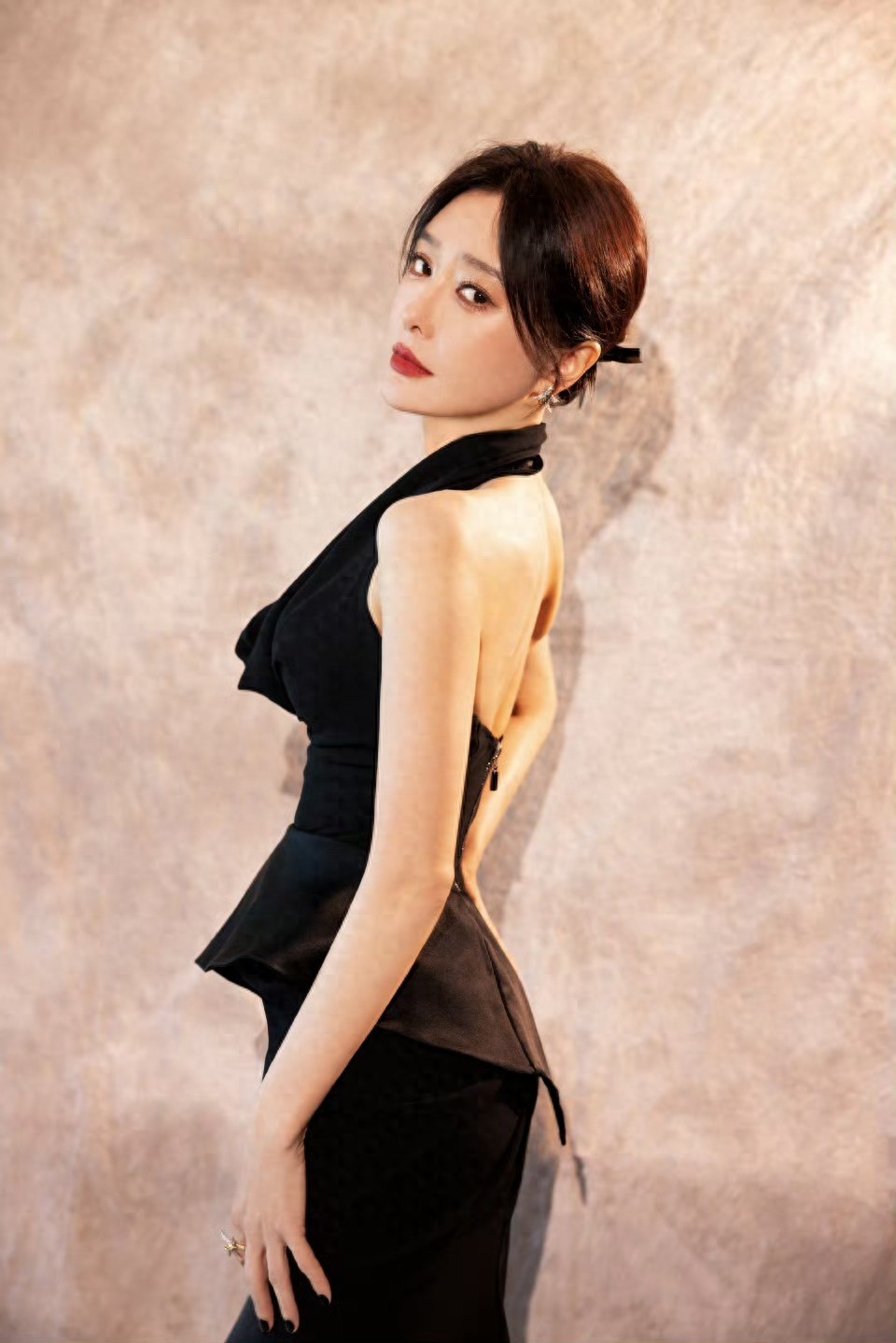 秦岚 一袭缎黑,立于灰调之境,沉静而优雅