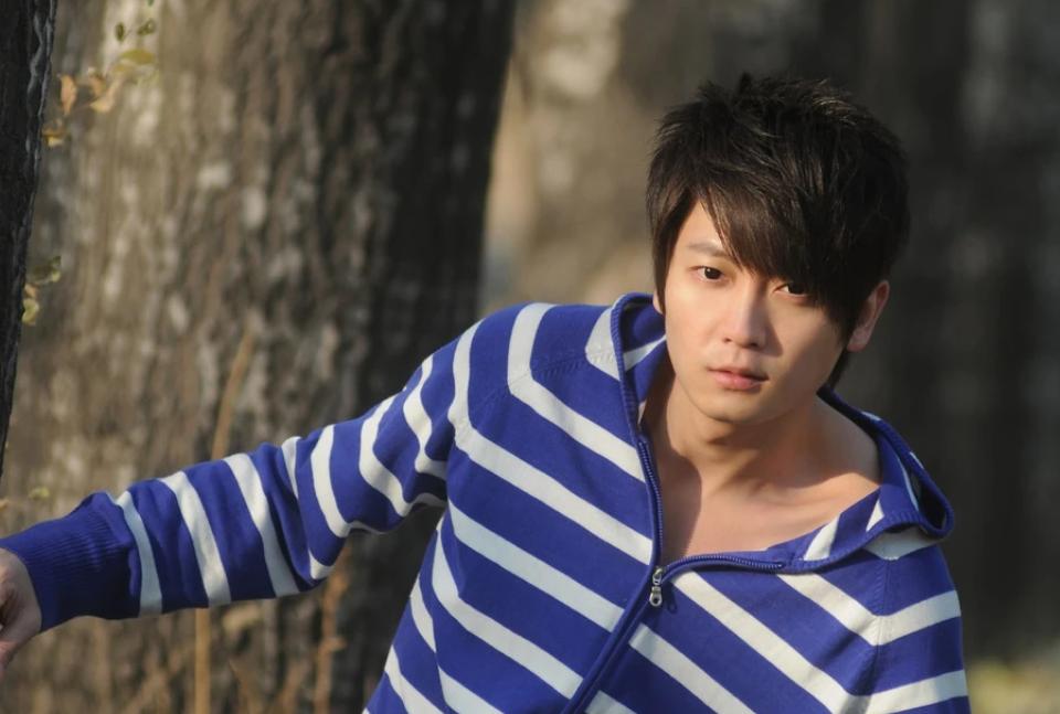 又一劣迹艺人捞金失败！评论翻车、演出遭抵制，官媒锐评戳他心窝