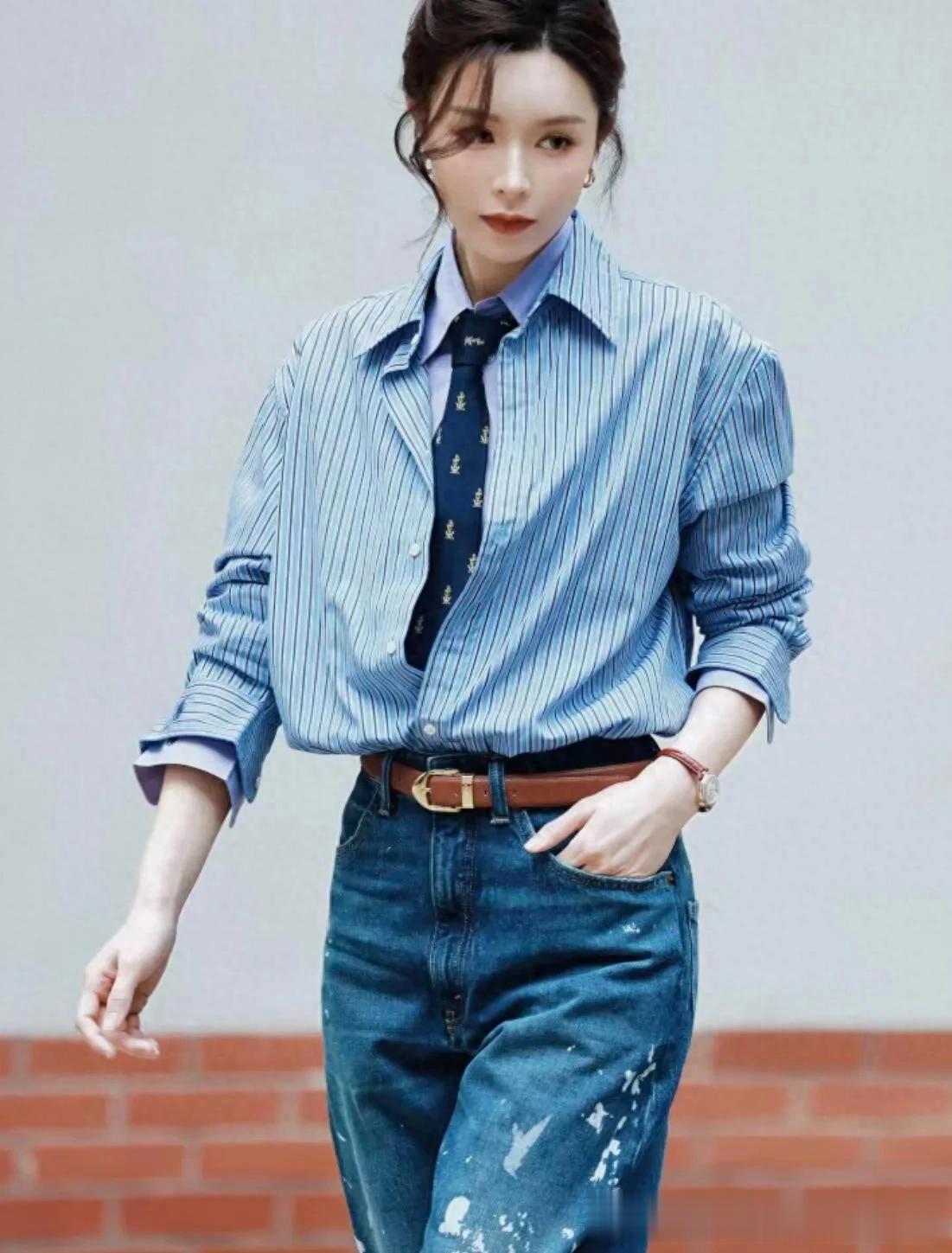 文咏珊的气质真是出挑！穿蓝色条纹衬衫+牛仔裤，时髦又高级！