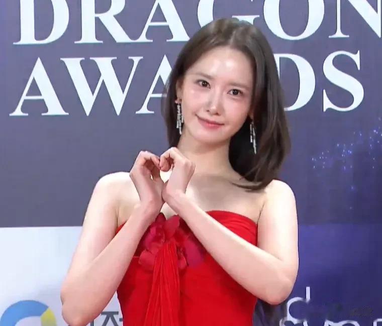 青龙奖红毯韩星集体翻车！孙艺珍面相变了，玄彬气色差发际线堪忧