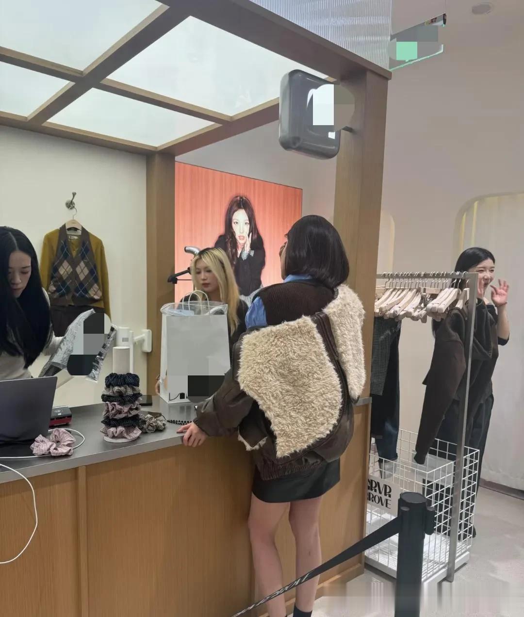 36岁颖儿在北京三里屯服装店购物，露出修长的美腿，少女感满满！