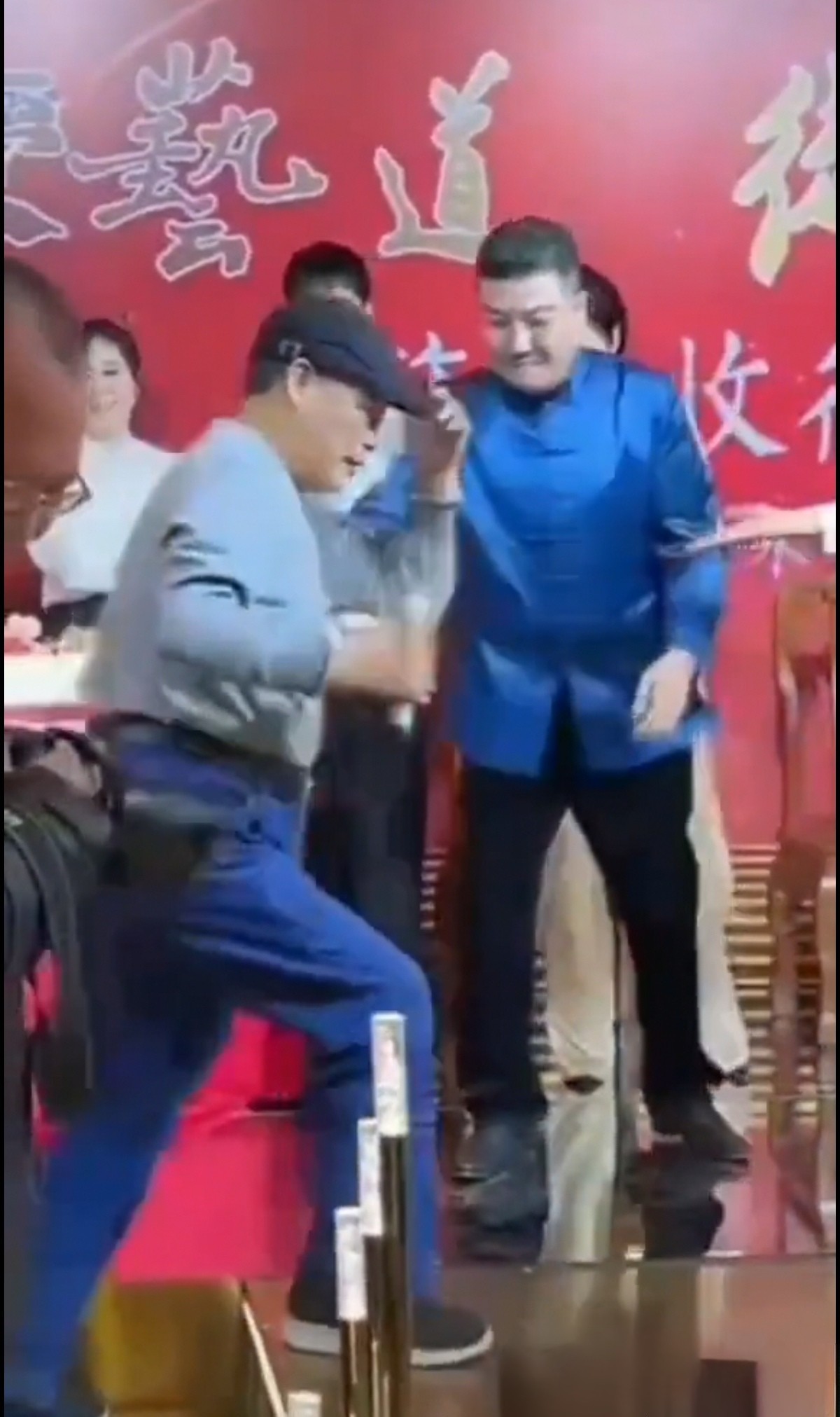 天津老相声师傅收徒掀师门笑料，75岁兄弟当众发飙背后藏着啥隐情