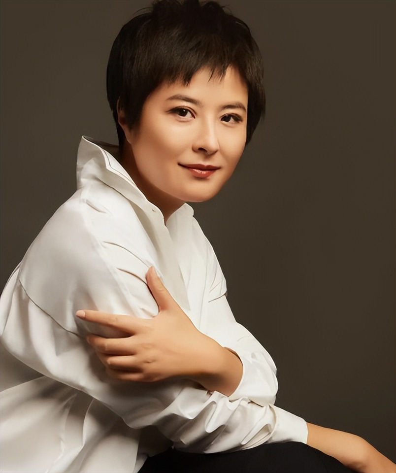 和李铁相守26年，离开央视后财富自由，定居上海，满头白发也坦然