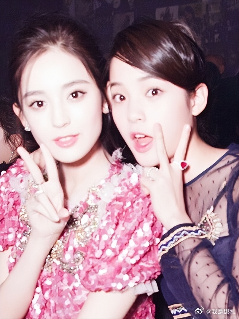 古力娜扎晒与欧阳娜娜合照，十年过去娜比成熟了，娜扎依旧绝美