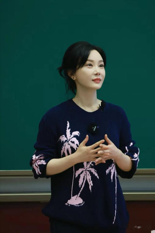 48岁陈数亮相活动，小肚子引发讨论？优雅气质仍是焦点！