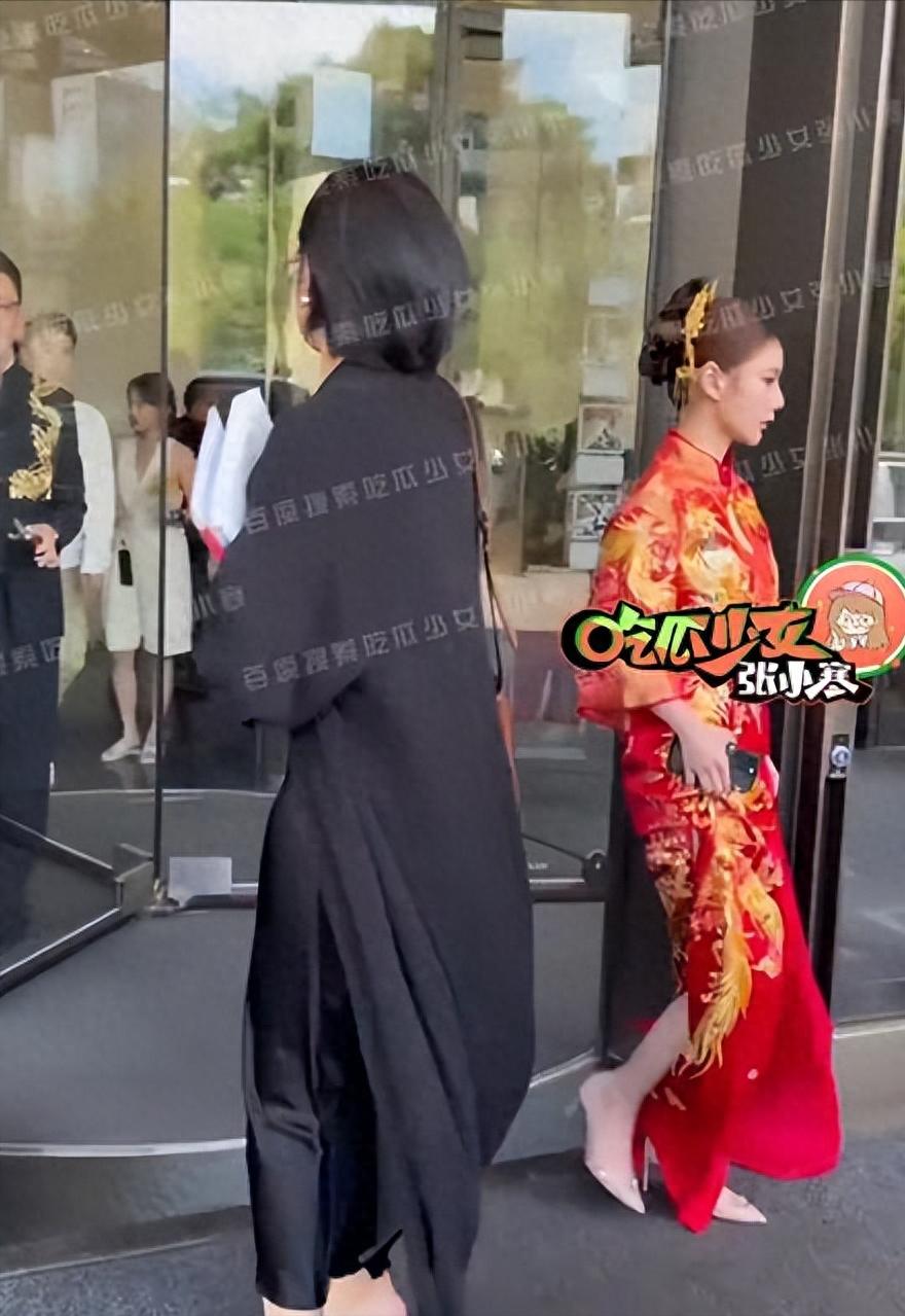 筱梅穿龙凤褂美出圈，汪小菲婚礼现场曝光，网友：伴手礼太讲究了！