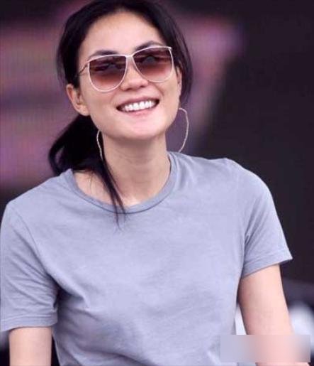 王菲西藏戴绿头巾，谢霆锋11年不结婚？真相藏在这三个细节里