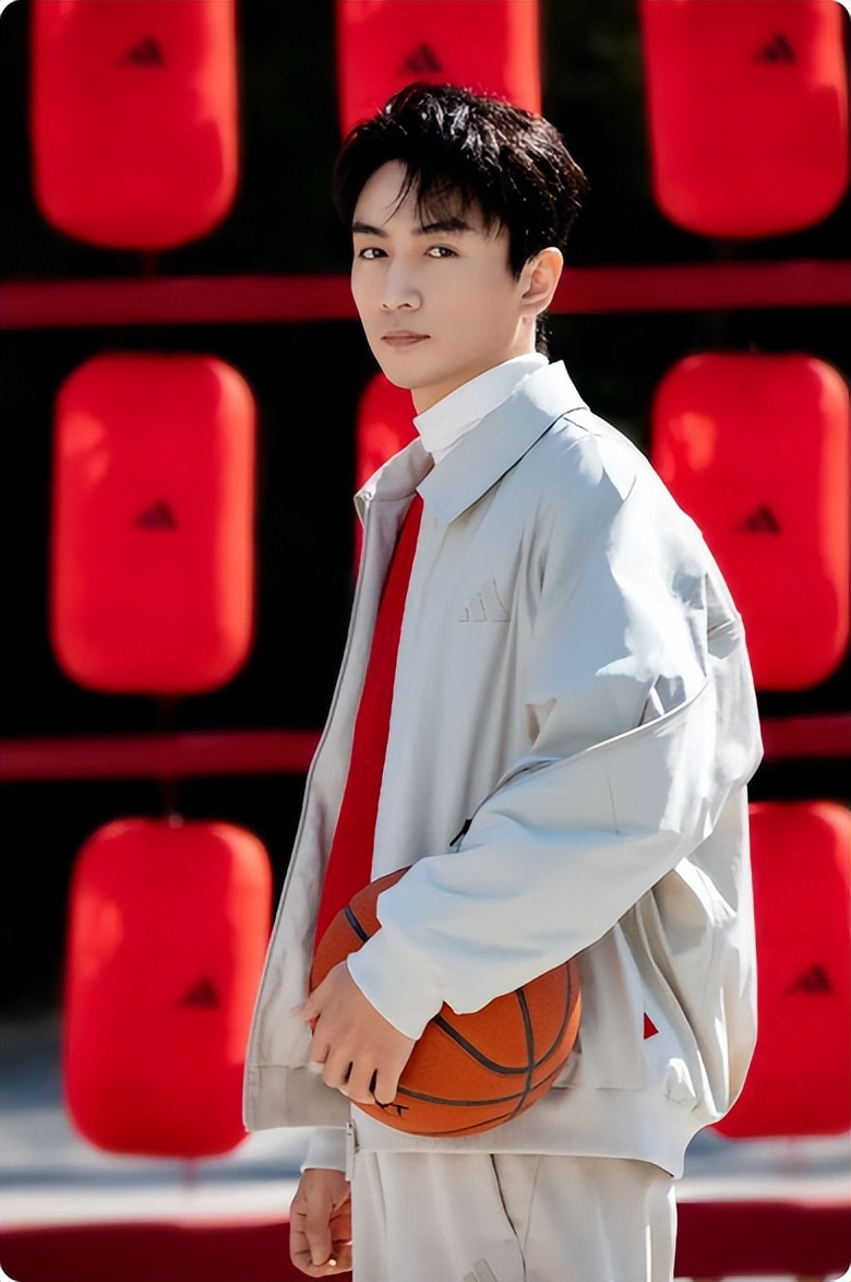 陈妍希傻眼了！想不到离婚8个月后，38岁陈晓竟依然是“抢手货”