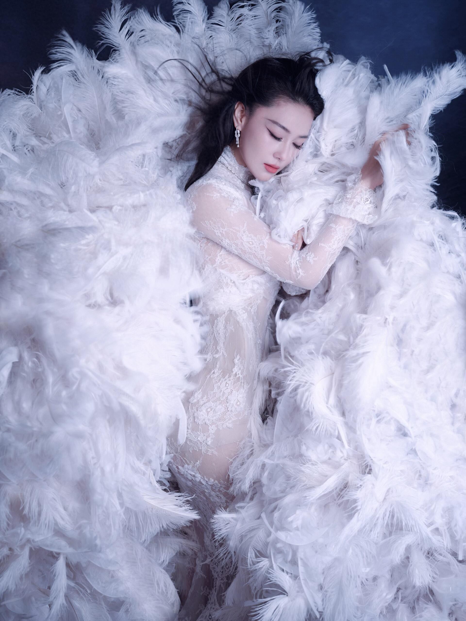 张馨予白色蕾丝透视礼服写真，纯欲绝美啊