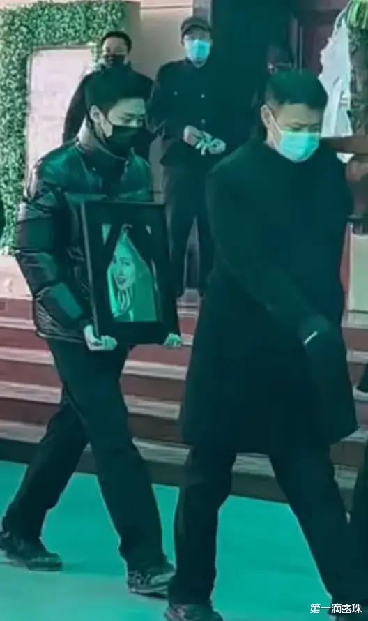 许何追忆母亲何晴临终前拉他手，听完泪崩！许亚军被曝在美国陪小儿子太偏心