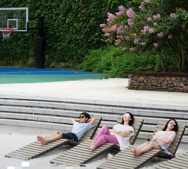 48岁演员苗圃带龙凤胎录宣传片，身材惊艳，11岁儿女颜值超高