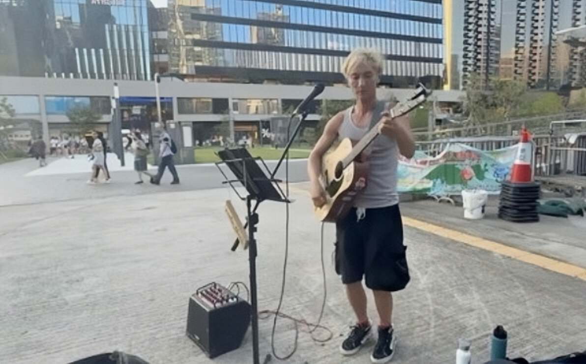 突发！香港知名男星又和妻子曝婚变，染金色头发在街头卖唱。