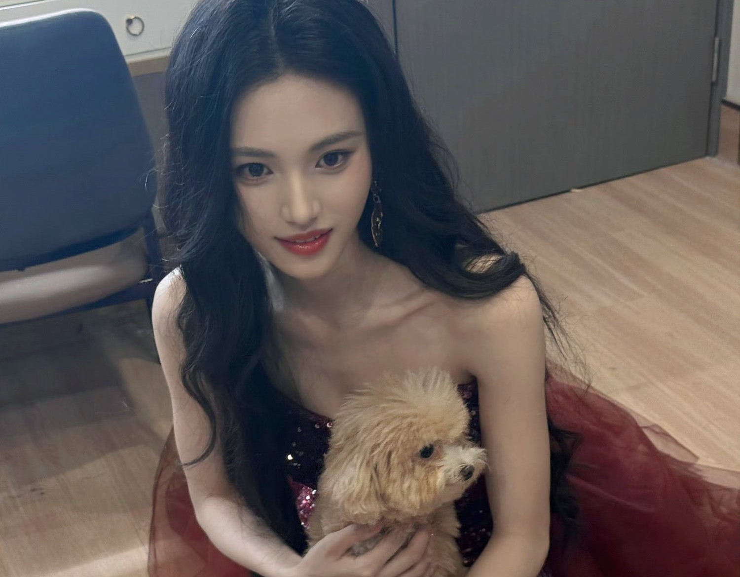 沈羽洁酒红亮片裙好绝！露背造型美到挪不开眼