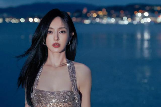 戛纳见证真美人，唐嫣三套高定切换自如，未修图苹果肌引全网酸