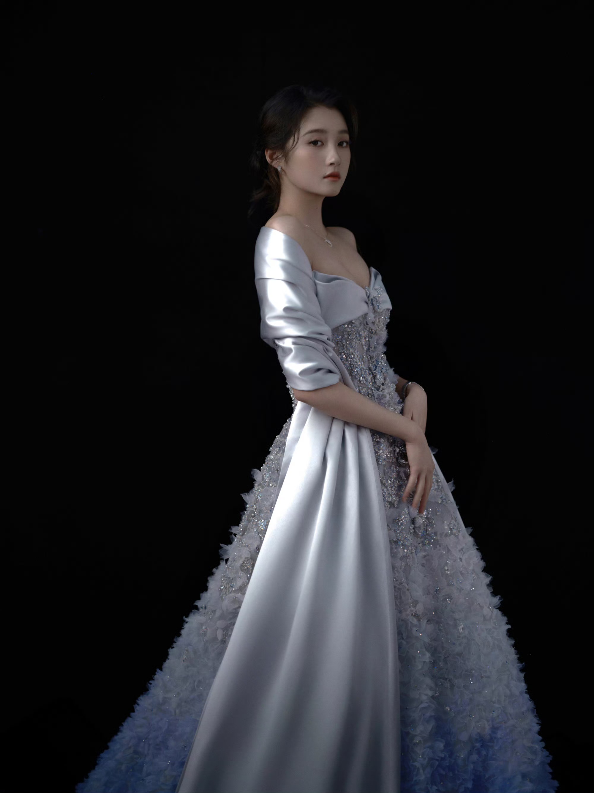 关晓彤综艺造型惊艳，银缎裙身段撩人，而活动黄黑裙全靠颜值撑！