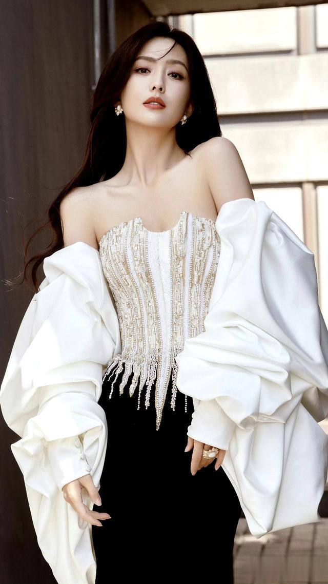 佟丽娅 电视剧品质盛典红毯现场，41岁的她状态依旧绝佳。