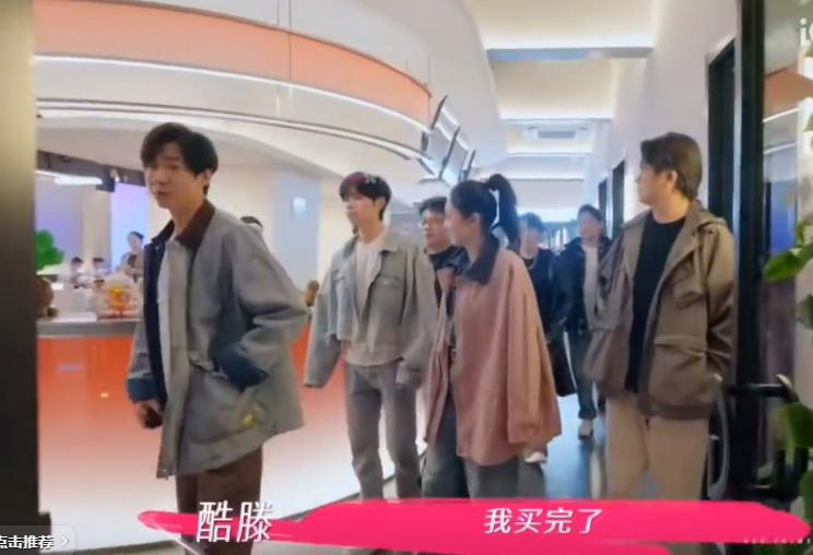 董璇婚后首次与张维伊同框,十指相扣走机场,评论区风评翻转