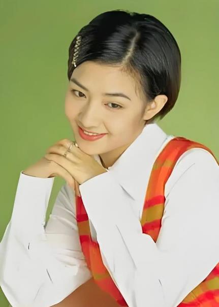 大S去世四个月范晓萱大变样，身材臃肿，打舌钉纹纹身，星相全无