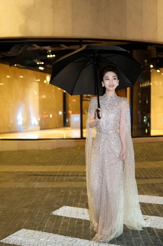 主持人蓝羽亮色宝石礼服显得身材高挑，太迷人了