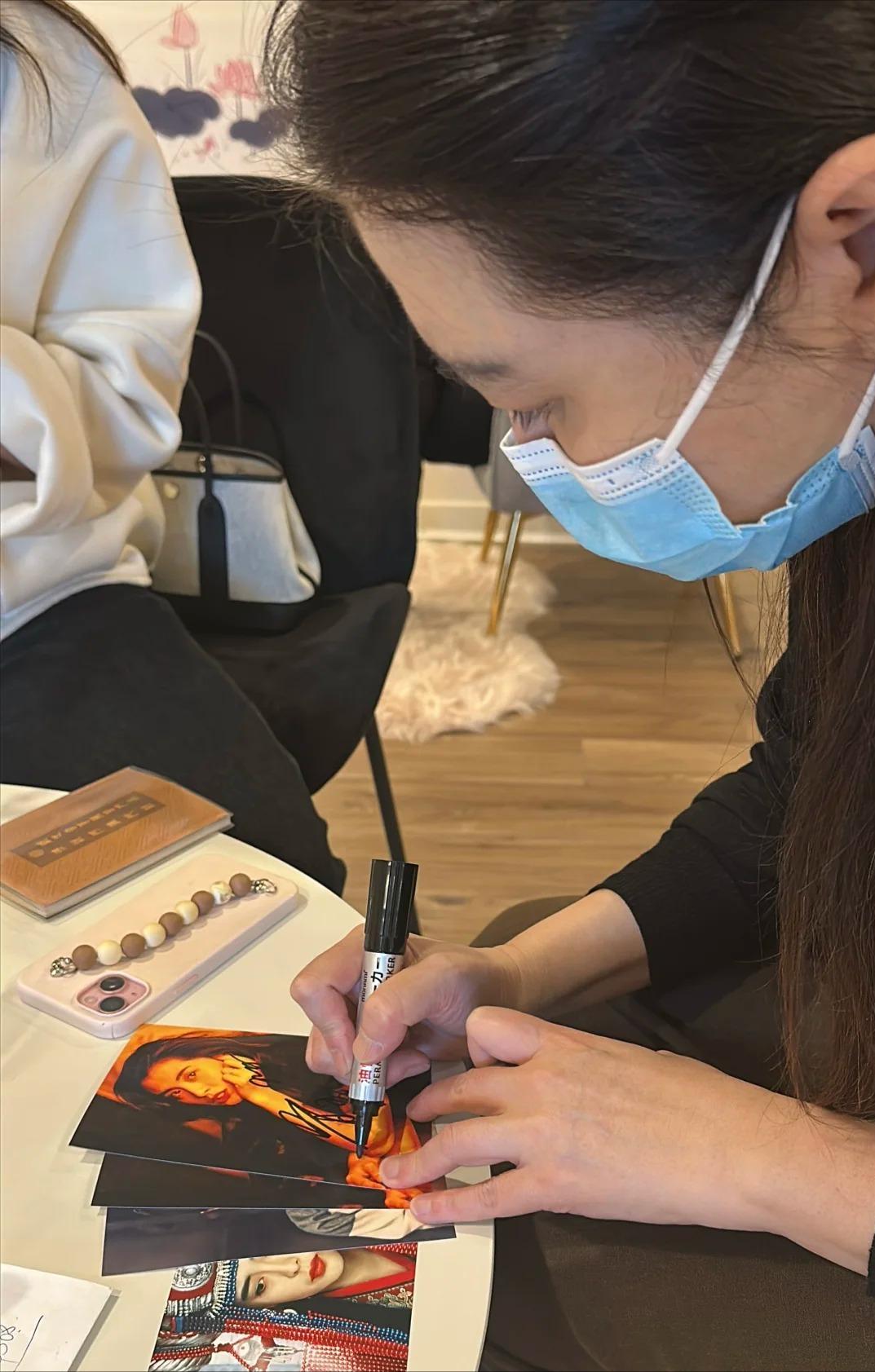 59岁王祖贤旧金山会友！生图脸肿皮肤凹陷严重，嘴唇下垂一脸苦相