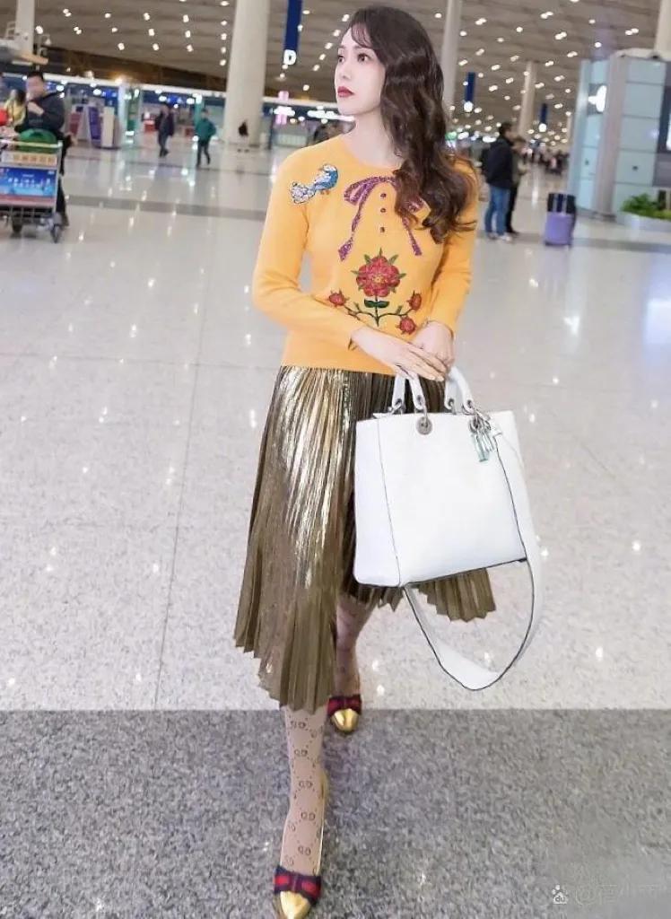 伊能静新烫了水波纹卷发真惊艳！穿提花毛衣金色半身裙，优雅！