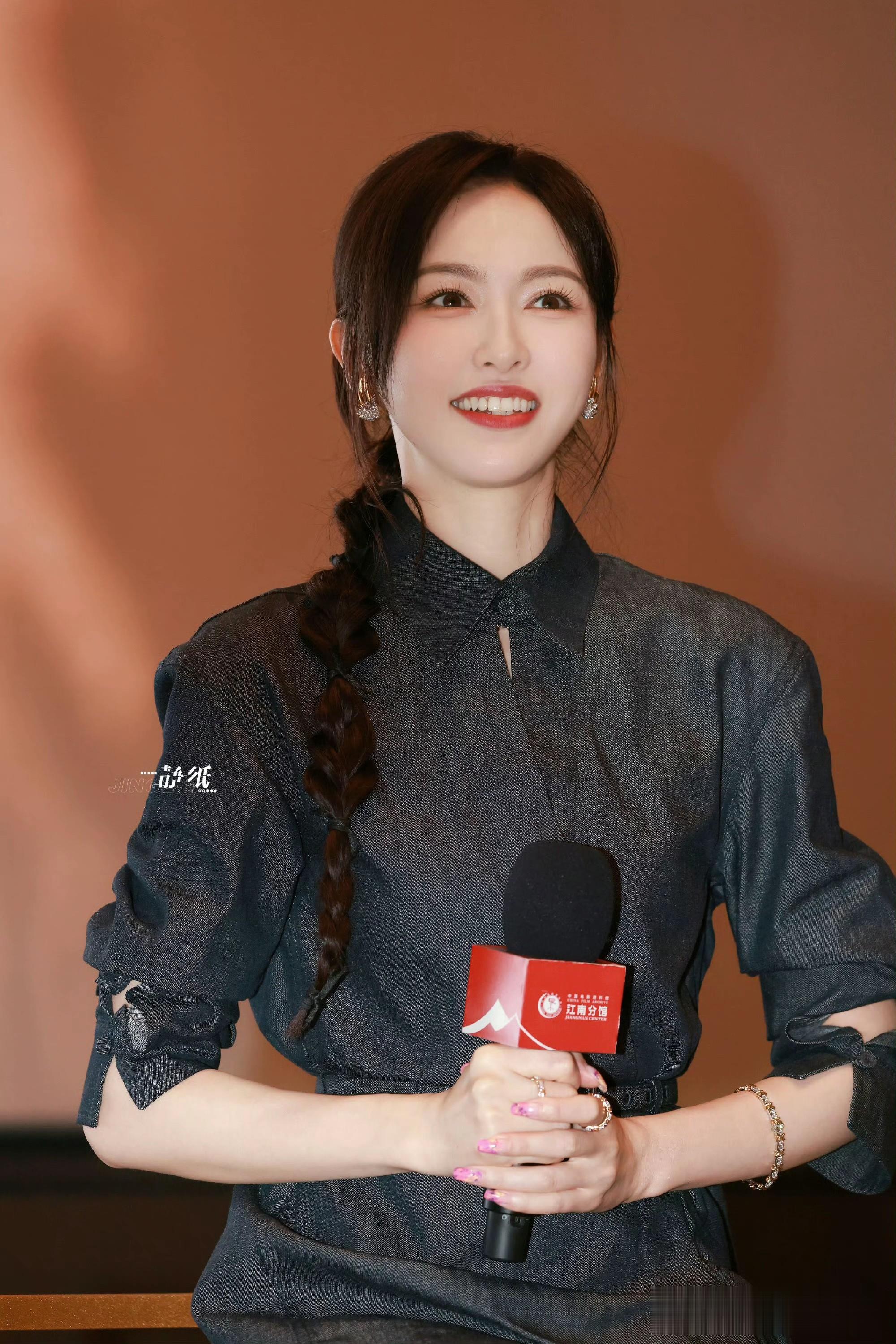 唐嫣麻花辫造型亮相,牛仔裙搭蕾丝甜飒又温柔