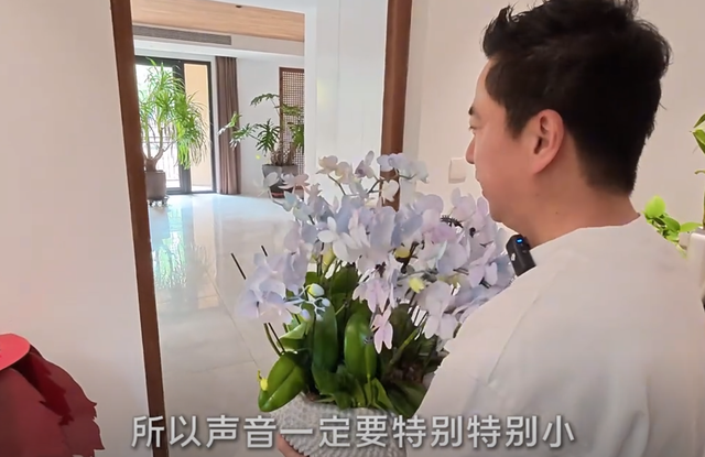 王中磊北京别墅为妻子庆生，午餐只有4个菜，威廉送花给妈妈好暖