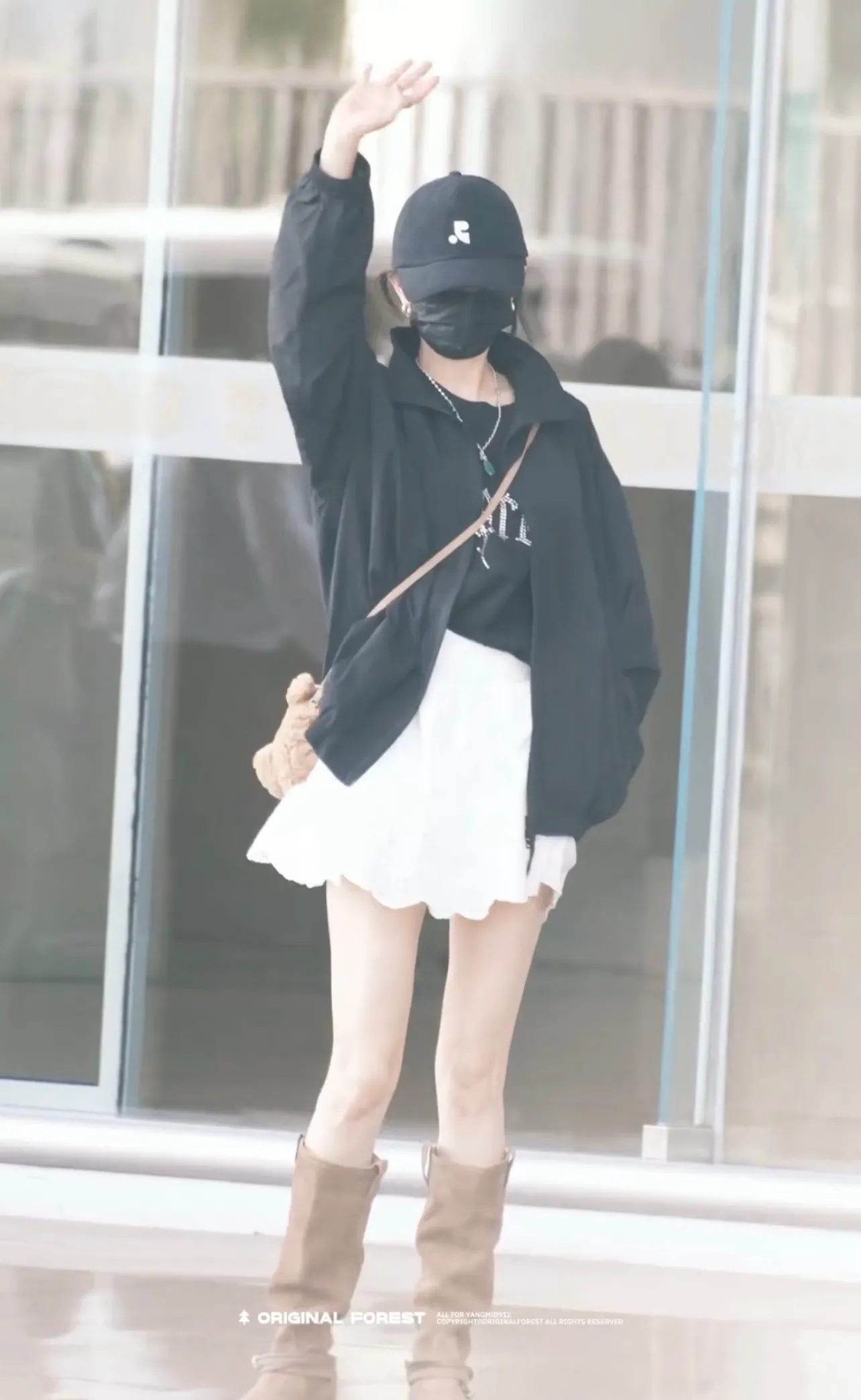 杨幂可真会穿！穿黑色夹克+白色半身裙+长靴，时髦洋气还显身材！ ?