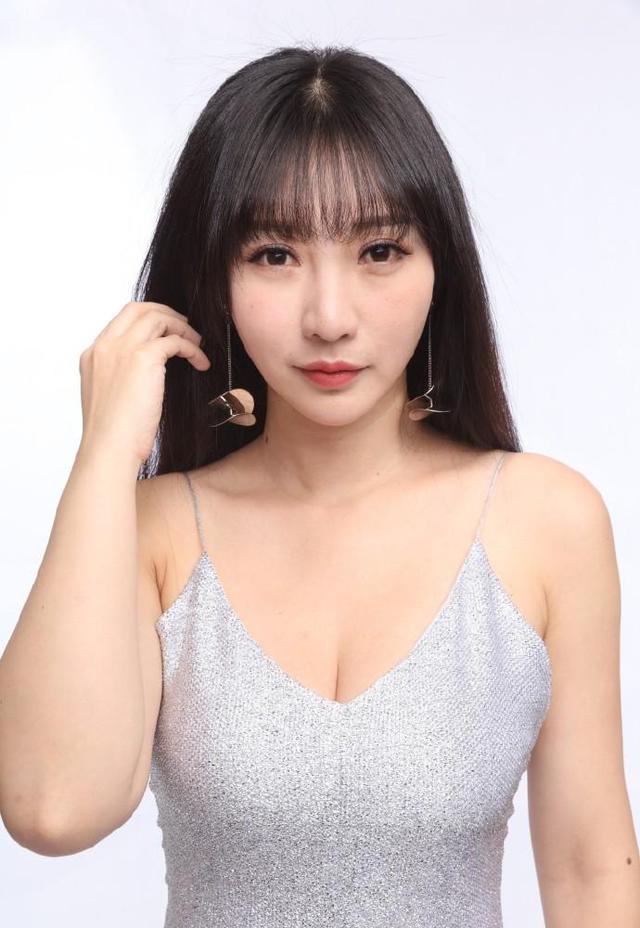 柳岩眼角岁月痕迹添成熟韵味，自信身材依旧魅力四射！