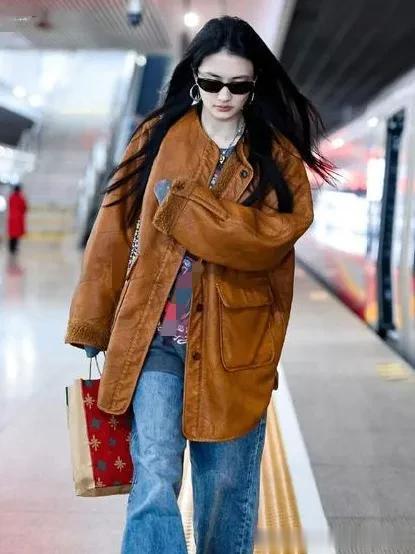 徐璐机场私服真时髦！棕色外套+印花T恤+牛仔裤，减龄又洋气！
