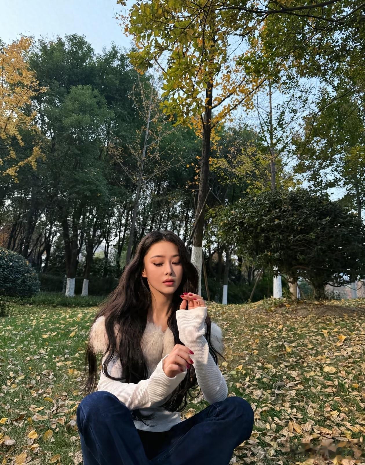 38岁张馨予最新穿搭：微卷发+一字肩打底衫+阔腿裤，时髦又高级