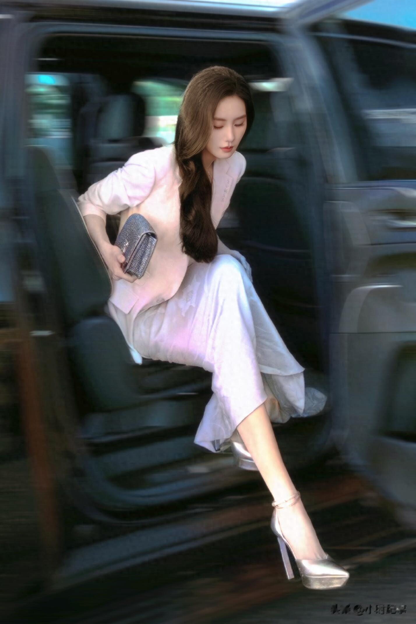 刘诗诗|坐在那里,就完全是小说女主了