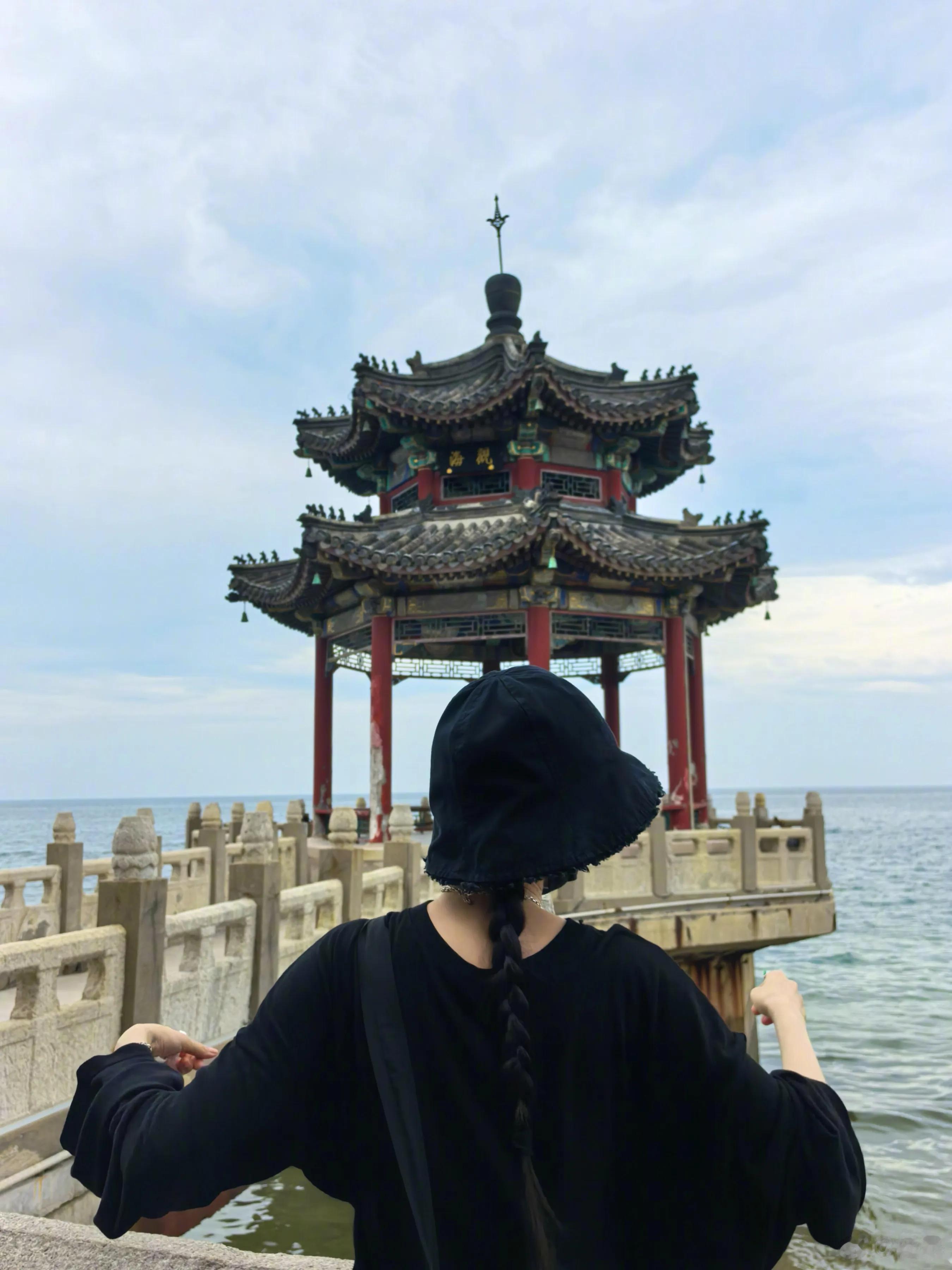 杨幂在国内旅行,手上戴着漂亮的翡翠手镯,她晒的游客照很美!