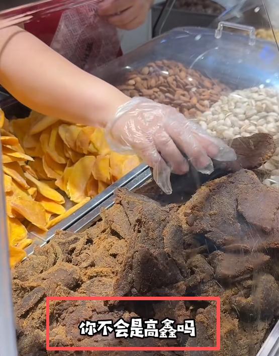 47岁女星王一楠接闺女放学，住豪宅却挤地铁，被人叫错名字好尴尬