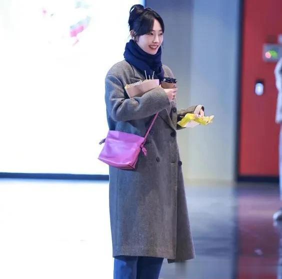 白百何会穿是数一数二的!灰色大衣+牛仔裤+围巾,时髦减龄又高级